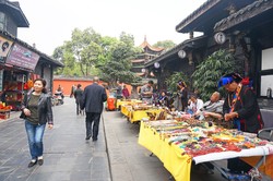 Chengdu Lazybones Hostel - The Souvenir stands  near Wenshu monastery